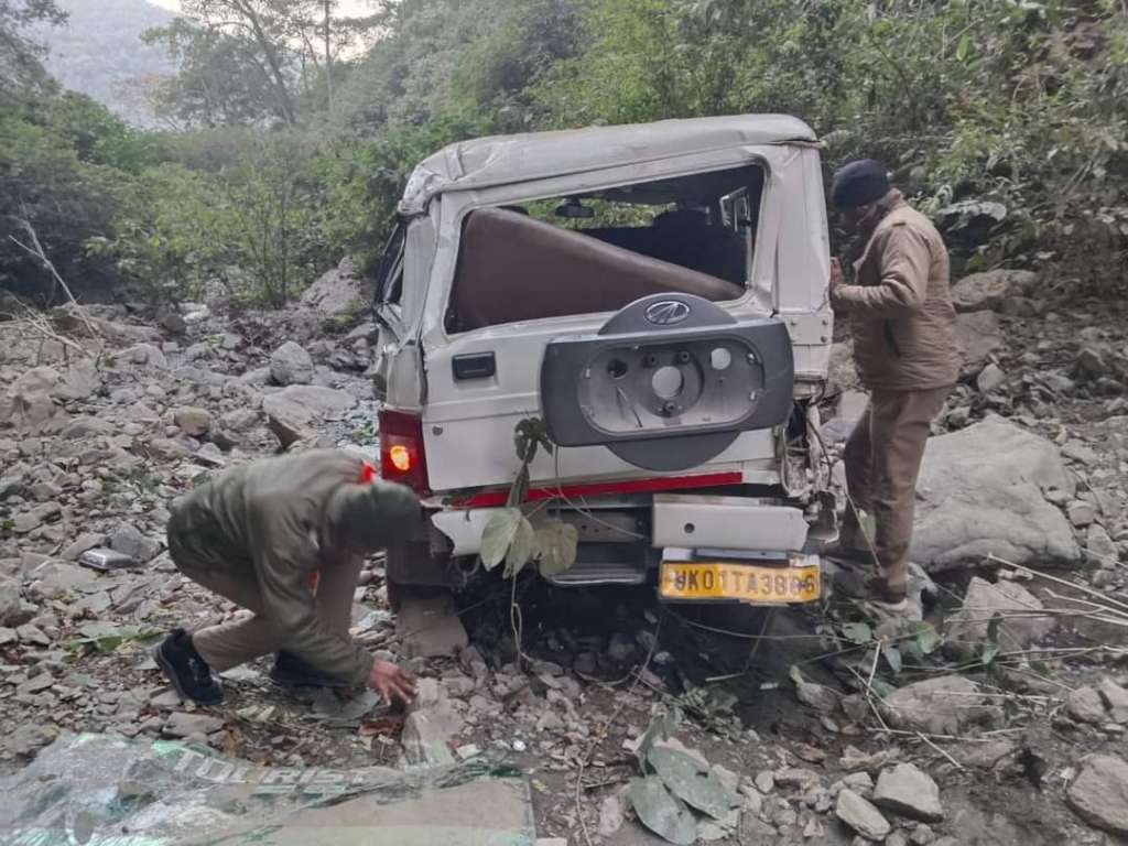 अल्मोड़ा: चौखुटिया जा रही बोलेरो में मोहान के पास खाई में गिरी, चालक की मौत, 4 घायल