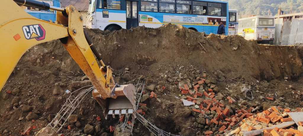 हल्द्वानी : यहां पीडब्ल्यूडी की निर्माणाधीन दीवार गिरने से महिला गंभीर घायल,हॉस्पिटल में कराया गया भर्ती