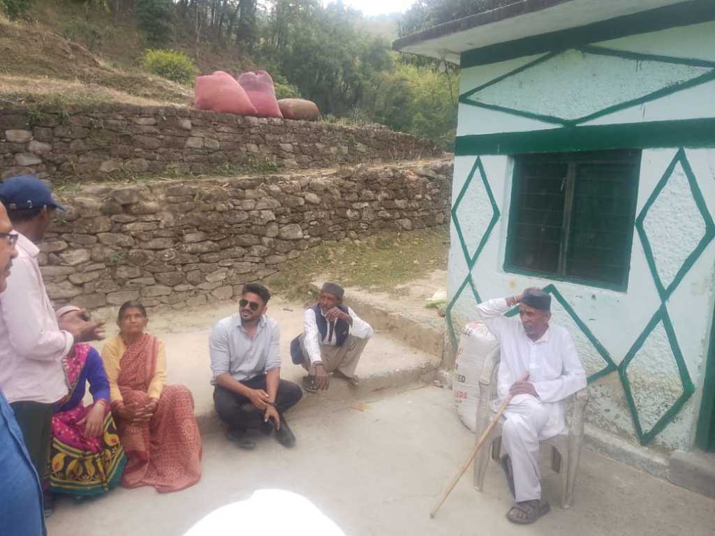 हल्द्वानी: ब्लास्टिंग पर तत्काल रोक, सुरक्षा दीवार निर्माण के निर्देश, खतीखान में मकानों में दरार की सूचना पर एसडीएम नवाजिश खालिक ने किया निरीक्षण
