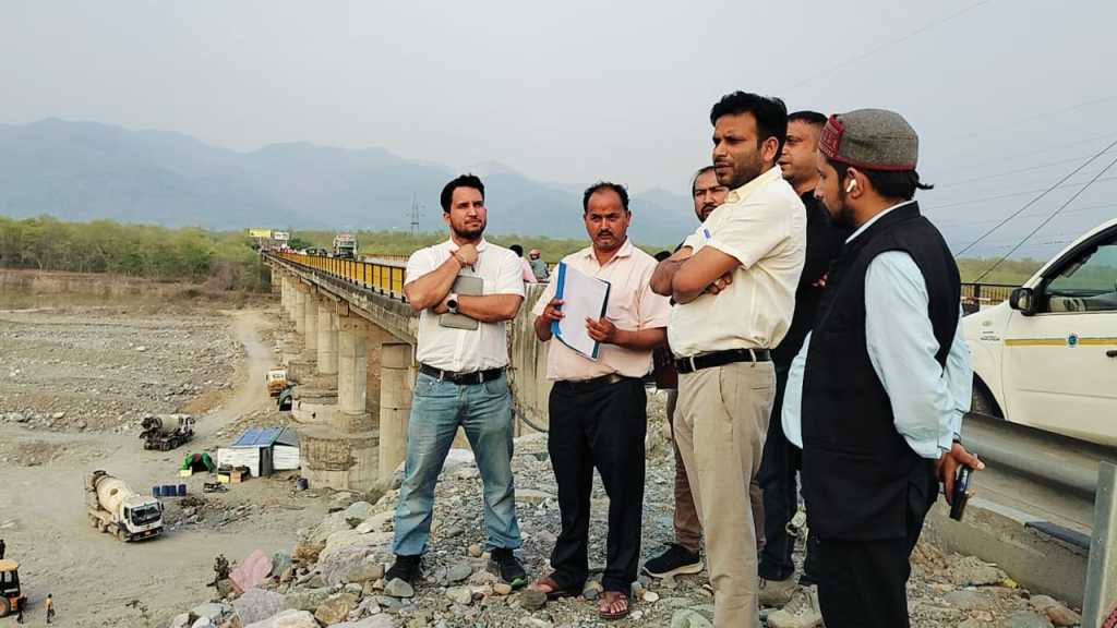 हल्द्वानी : एसडीएम राहुल शाह ने इन विभागों के साथ गौला पुल का किया निरीक्षण
