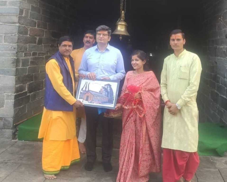 चमोली: DM डॉ. संदीप तिवारी ने हल्द्वानी की डॉ. पूजा से सादगी के साथ की भगवान गोपीनाथ मंदिर में शादी