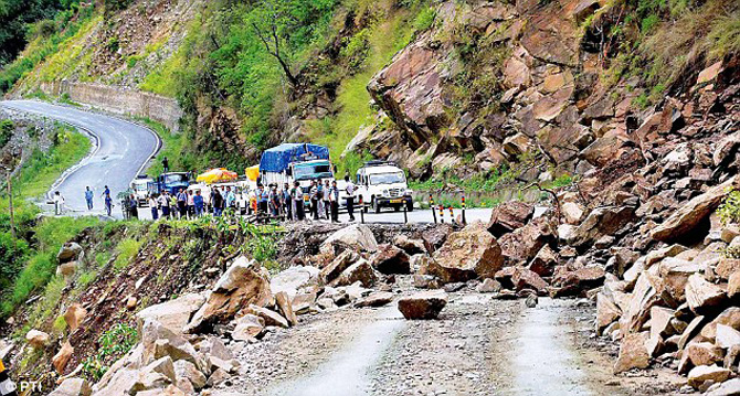 भारी बारिश और भूस्खलन की आशंका के चलते चारधाम यात्रा एक दिन के लिए स्थगित