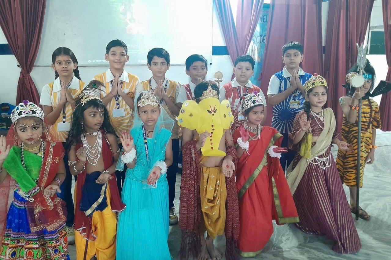 कमलुवागाजा रोड  स्थित लक्ष इंटरनेशनल स्कूल में गणेश चतुर्थी का त्यौहार बडे ही उत्साह एवं बड़ी ही धूमधाम से बनाया गया