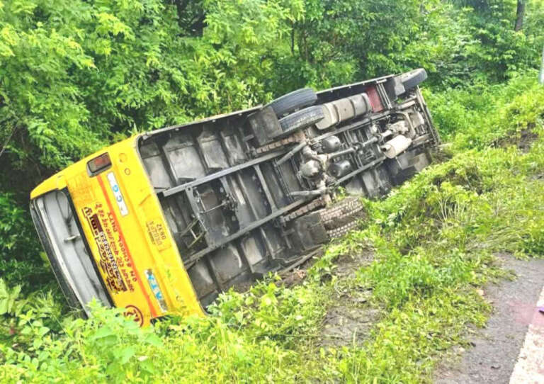 हल्द्वानी: मोटाहल्दू क्षेत्र में निजी स्कूल की बस पलटी, 10 से 15 बच्चे चोटिल, परिचालक का पैर टूटा