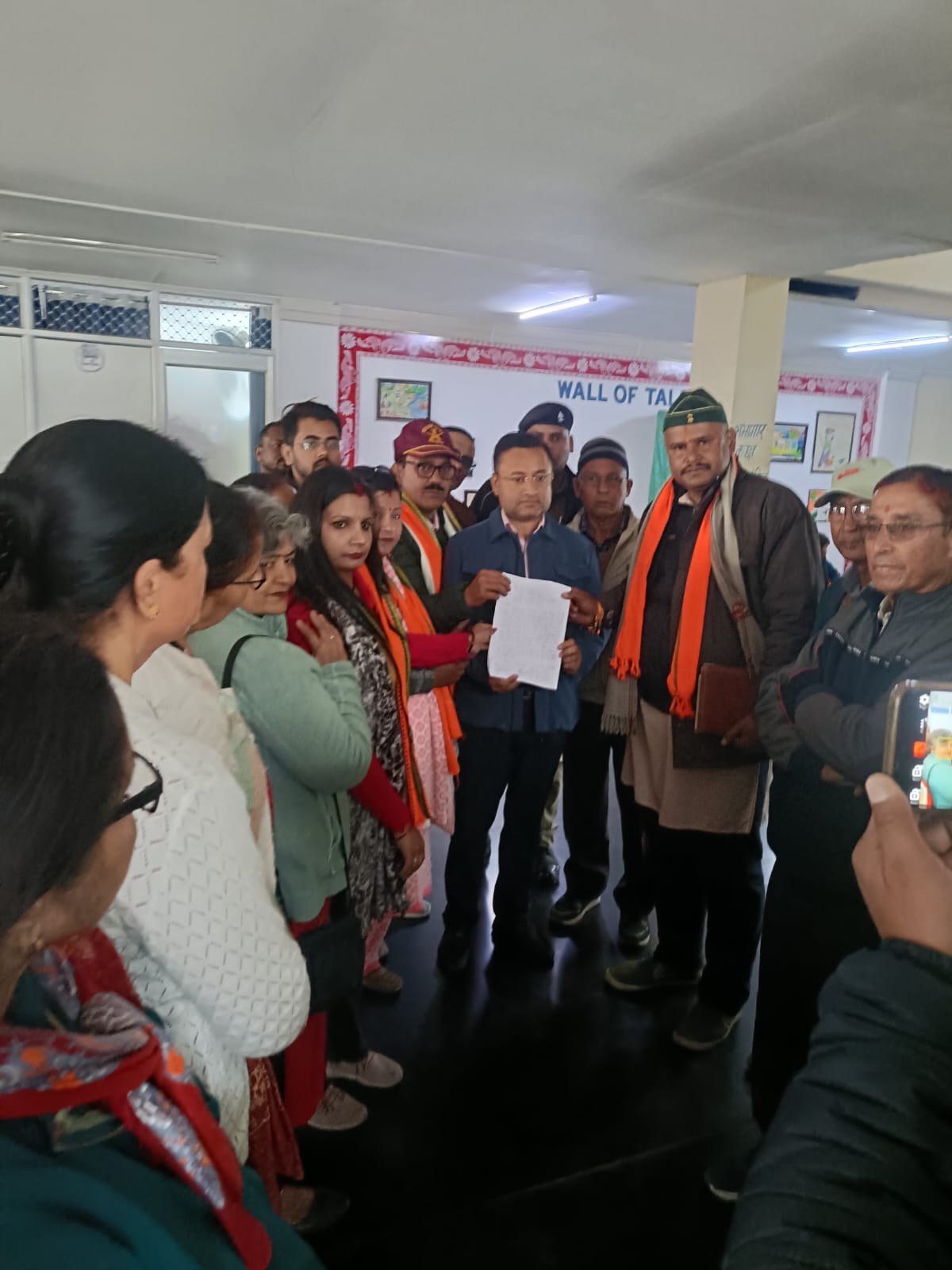 हल्द्वानी निगम क्षेत्र में खस्ताहाल सड़को के लिए पहाड़ी आर्मी मुखर नगर आयुक्त परितोष वर्मा का किया घेराव कर 10 दिन की दी चेतावनी 