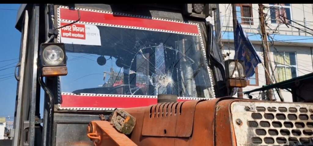 हल्द्वानी: अतिक्रमण हटाने गई जेसीबी पर पथराव, शीशा टूटा, कार्रवाई स्थगित
