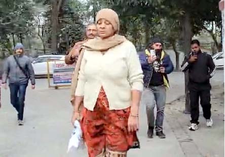 उत्तराखंड: मकान विवाद से परेशान महिला पेट्रोल की बोतल लेकर पहुंची एसएसपी कार्यालय, आत्मदाह की धमकी से मचा हड़कंप