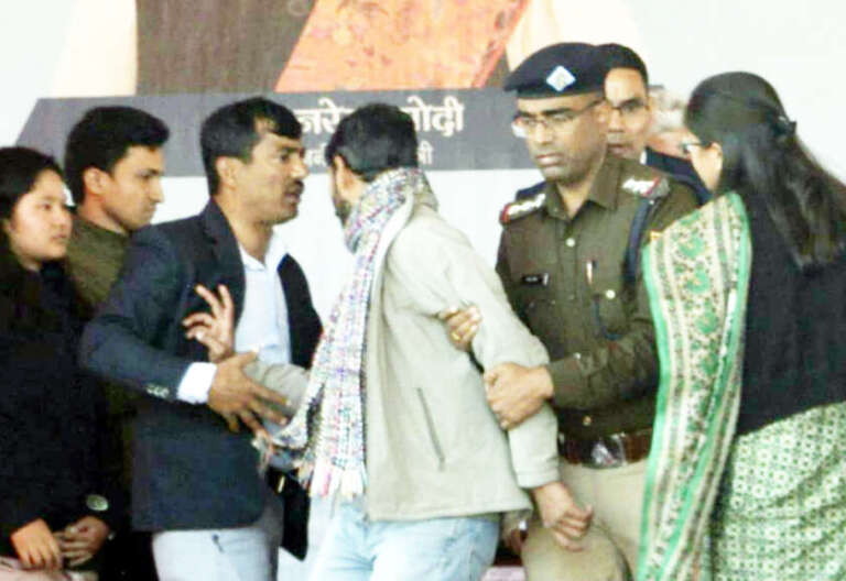 उत्तराखंड: कुर्सियों पर राजनीति सीएम धामी के दौरे से पहले भाजपा में शक्ति-प्रदर्शन की जंग, मंच पर भिड़े दिग्गज नेता