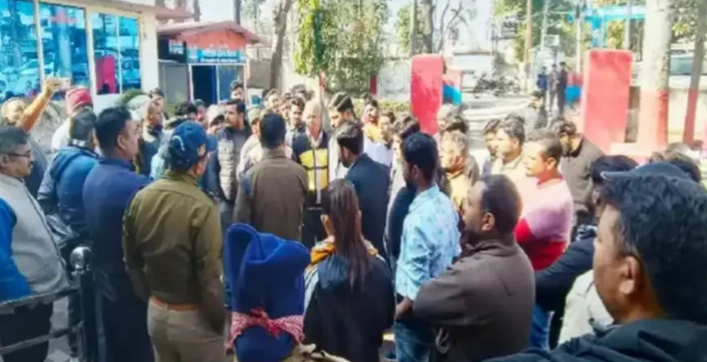 उत्तराखंड – प्रार्थना के समय सुबह स्कूल में घुसा युवक, प्रधानाध्यापिका समेत कई शिक्षकों को पीटा, छात्राओं से भी बदतमीजी