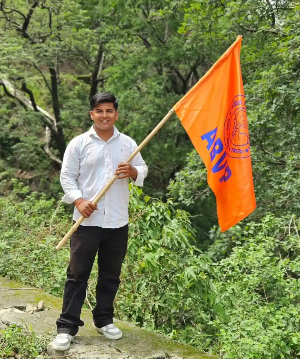 छात्र महासंघ चुनाव सत्र 2026-27 में अभाविप की अधिकृत प्रत्याशी की घोषणा के बाद निर्विरोध निर्वाचित हुए यतिन पांडे